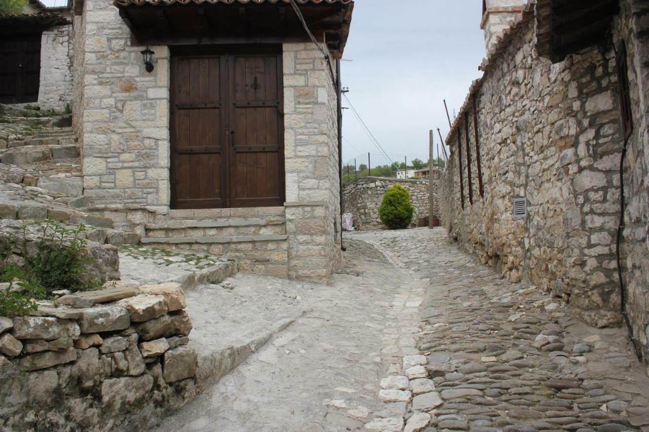 Guesthouse Arjan Berat Exterior photo